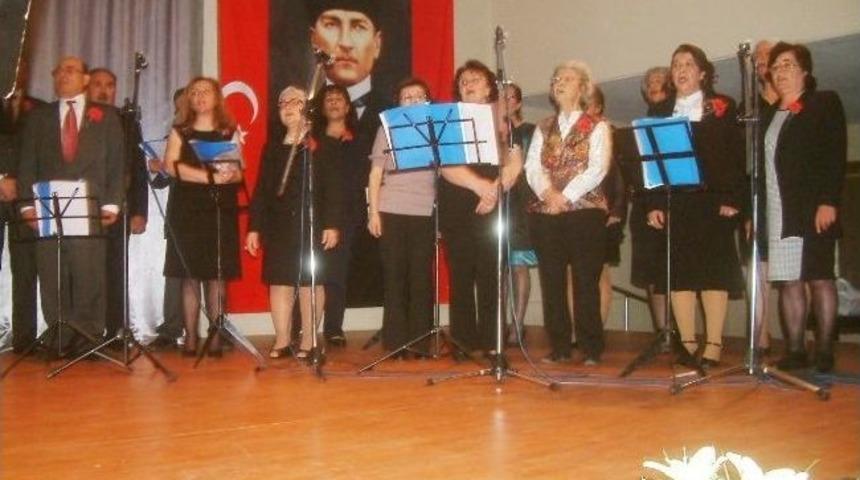 Burhaniye&rsquo;de Emekliler Korosundan T&uuml;rk&uuml; Ziyafeti