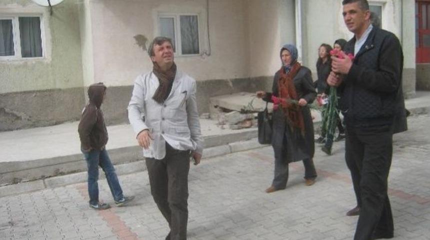 B&uuml;nyan Belediye Başkanı Mehmet &Ouml;zmen 8 Mart Nedeniyle Karanfil Ve G&uuml;l Dağıttı