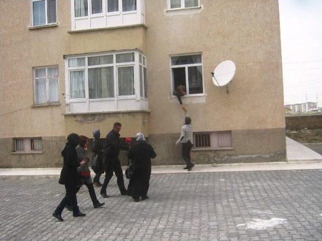 B&uuml;nyan Belediye Başkanı Mehmet &Ouml;zmen 8 Mart Nedeniyle Karanfil Ve G&uuml;l Dağıttı 1