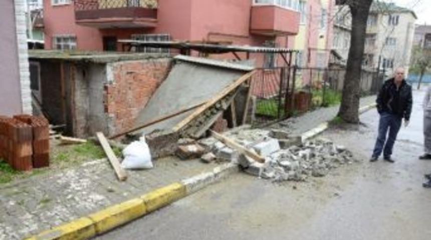 Yaptığı Odunluğun Altında Kaldı