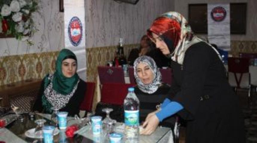 Diyanet Sen Elazığ Şubesi &Uuml;yeleri Kadınlara Karanfil Dağıttı