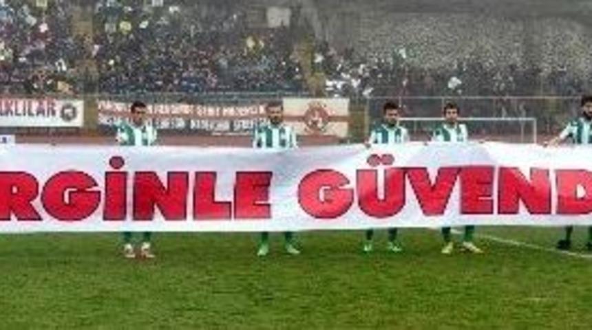 Futbolculardan Anlamlı Pankartlar