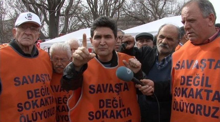 A&ccedil;lık Grevindeki Emekli Astsubaylara Re'sen Emekliler Derneği'nden Destek