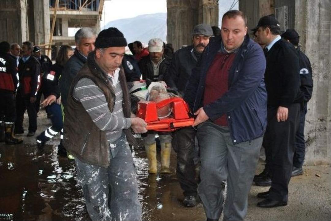 Amasya&rsquo;da Cami İnşaatında Kubbe &Ccedil;&ouml;kt&uuml;: 3 Yaralı