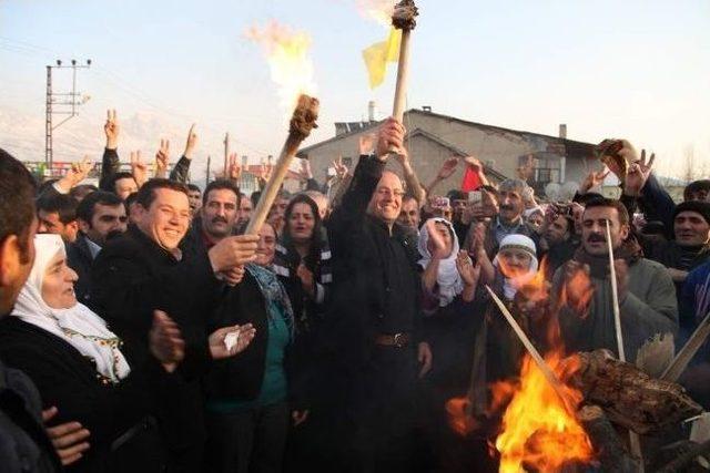 Van’da Yılın İlk Nevruz Ateşi Yakıldı