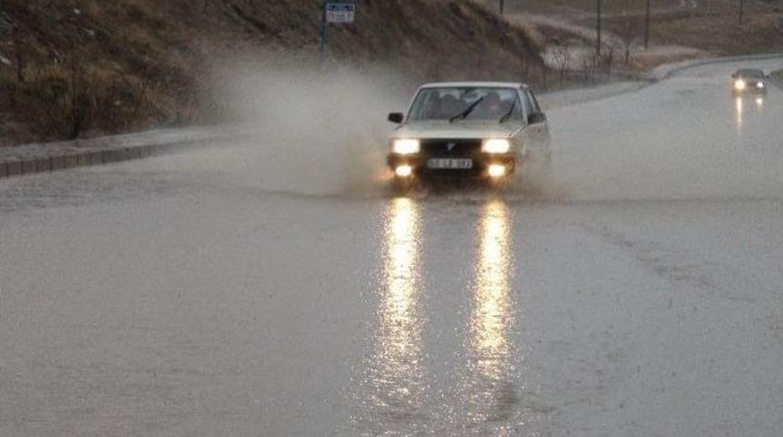Yozgat&rsquo;ta Yağmur Vatandaşın Y&uuml;z&uuml;n&uuml; G&uuml;ld&uuml;rd&uuml;