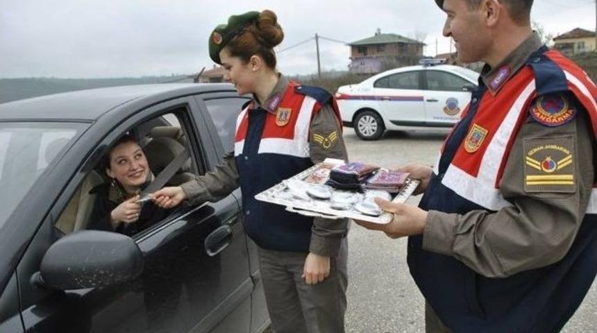 Jandarma&rsquo;dan Bayan S&uuml;r&uuml;c&uuml;lere Jest