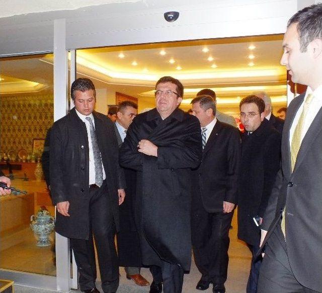 Bakan Nihat Zeybekci: "3 D&ouml;nem İ&ccedil;in Tabandan Gelen İstek Değerlendirilmeli" 3