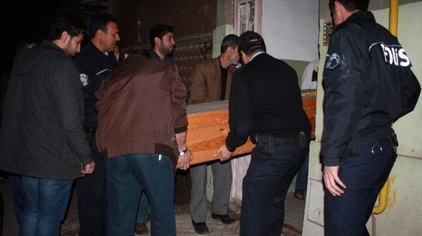 Ailesi Evdeyken Odasında İntihar Etti