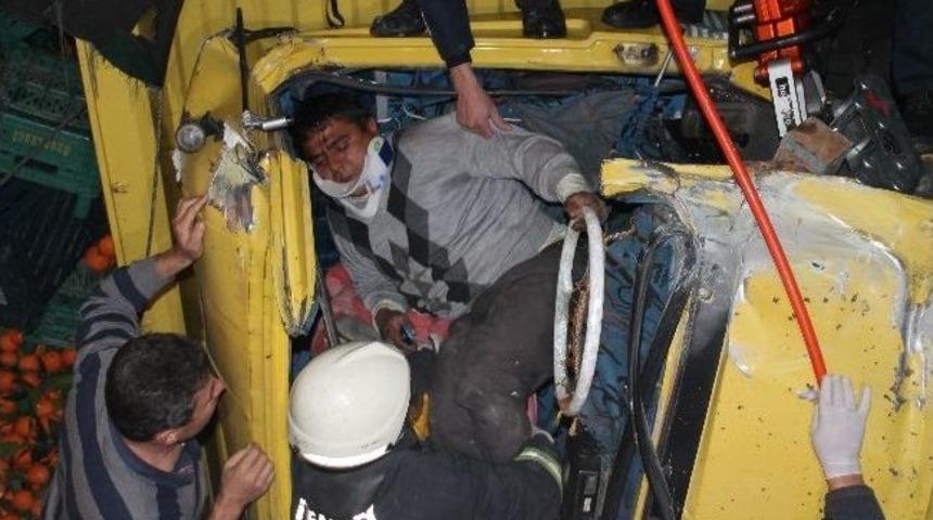 Kamyonette Sıkışan S&uuml;r&uuml;c&uuml;y&uuml; İtfaiye Kurtardı