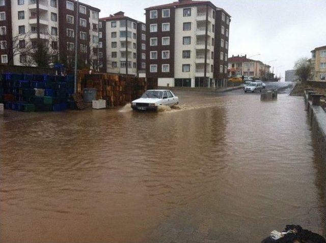 Yozgat'ta Yağmur Yolları Göle Çevirdi