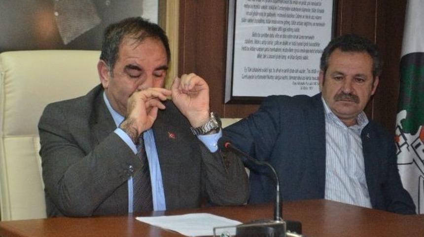 Beldesi Kapanan Başkan G&ouml;zyaşlarına Hakim Olamadı