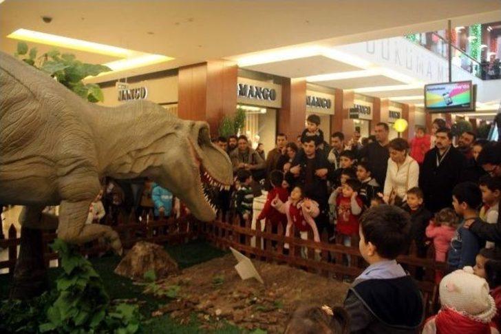 Bursa'da Dinazor Sergisi Küçüklerden Çok Büyüklerin İlgisini Çekti G5