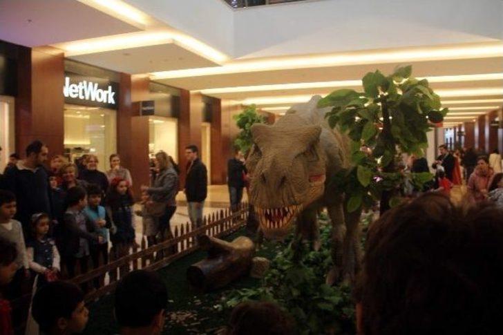 Bursa'da Dinazor Sergisi Küçüklerden Çok Büyüklerin İlgisini Çekti G2