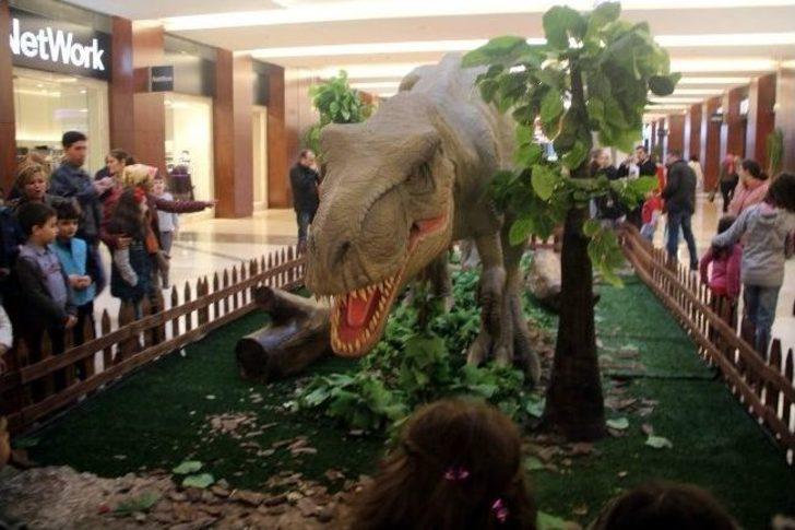 Bursa'da Dinazor Sergisi Küçüklerden Çok Büyüklerin İlgisini Çekti G3
