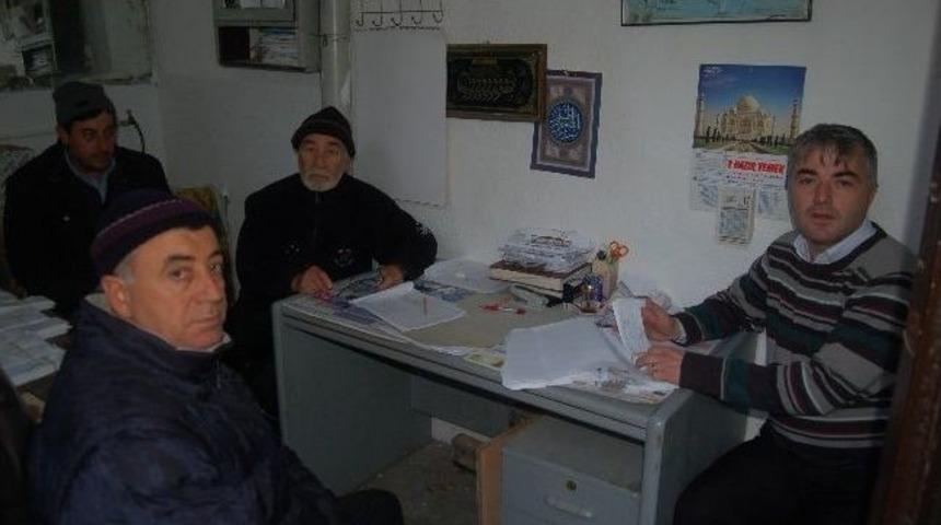 79 Yaşındaki Muhtar Yoğun Mesaide