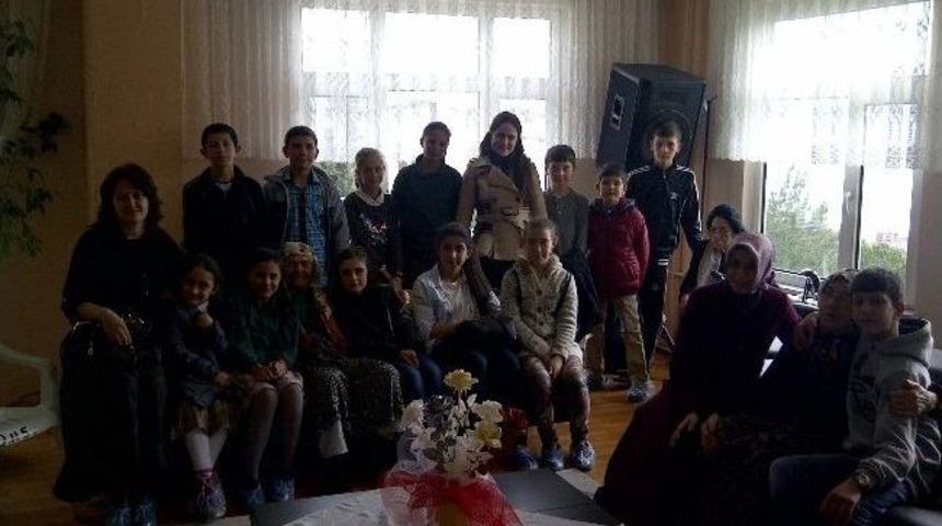 Bilgievi &Ouml;ğrencileri Huzurevini Ziyaret Etti