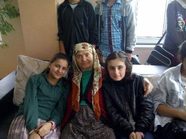 Bilgievi &Ouml;ğrencileri Huzurevini Ziyaret Etti 1