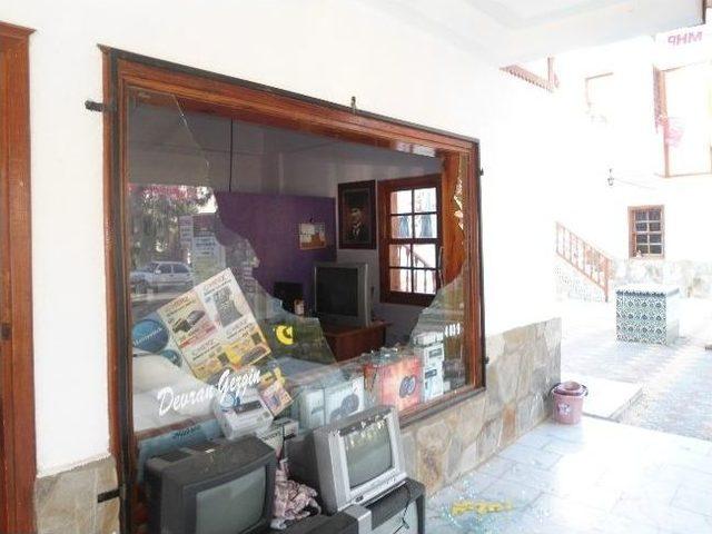 Akbük te İş Yerlerine Saldırı İddiası 1