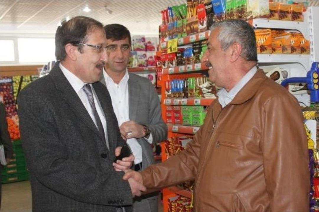 Başkan Bulutlar, Hız Kesmeden İl&ccedil;e Esnafı Geziyor