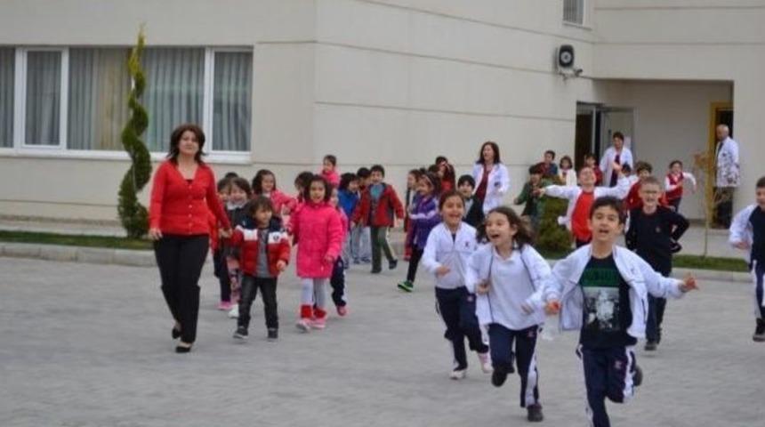 &Ouml;ğrenciler Deprem Tatbikatında Heyecanlandı