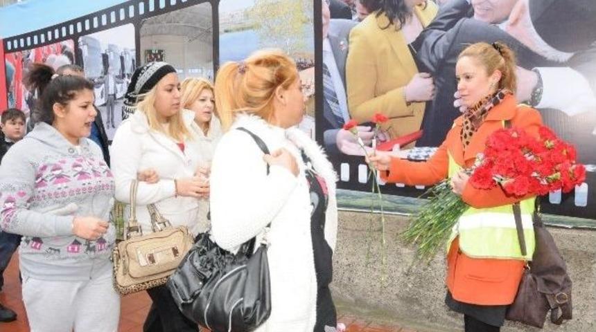 &Ccedil;orlu Belediyesi Kadınlar G&uuml;n&uuml;&rsquo;nde Karanfil Ve Lale Dağıttı