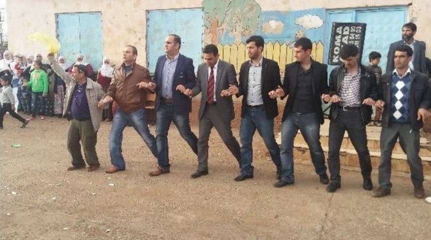 Karakaş D&uuml;ğ&uuml;nde Halay &Ccedil;ekti