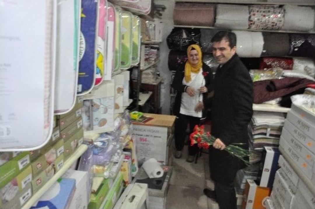 Ak Parti Ak&ccedil;akoca Başkan Adayı C&uuml;neyt Yemenici, Kadın Esnafların Kadınlar G&uuml;n&uuml; Kutladı