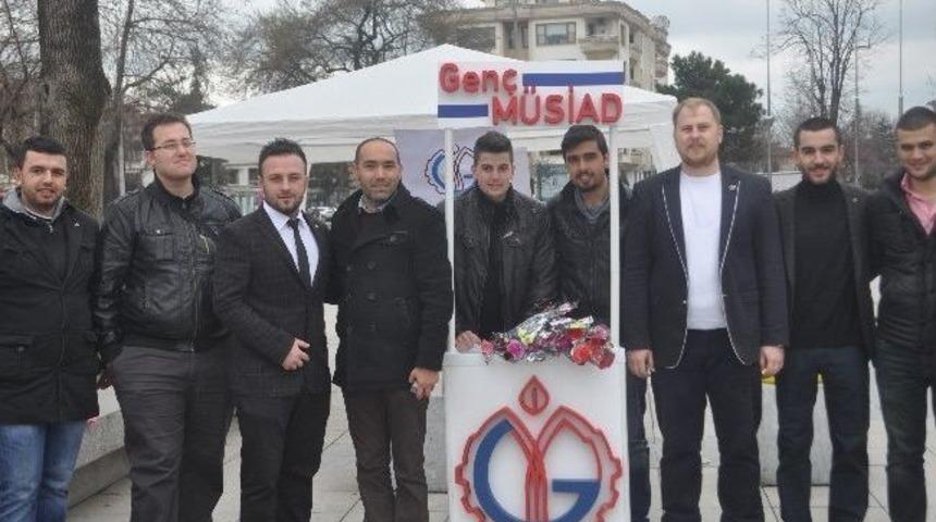 Genç Müsiad 3 Bin Karanfil Dağıttı
