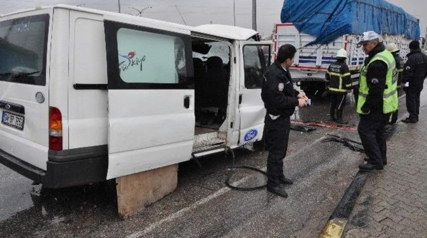 Sağanak Yağmur Kaza Getirdi: 1 Yaralı