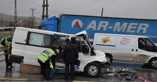 Sağanak Yağmur Kaza Getirdi: 1 Yaralı