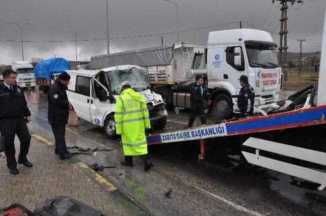 Sağanak Yağmur Kaza Getirdi: 1 Yaralı