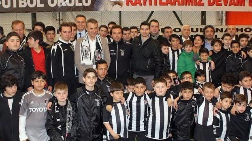 Fikret Orman, Beylikd&uuml;z&uuml; Beşiktaş Futbol Okulu'nu Ziyaret Etti