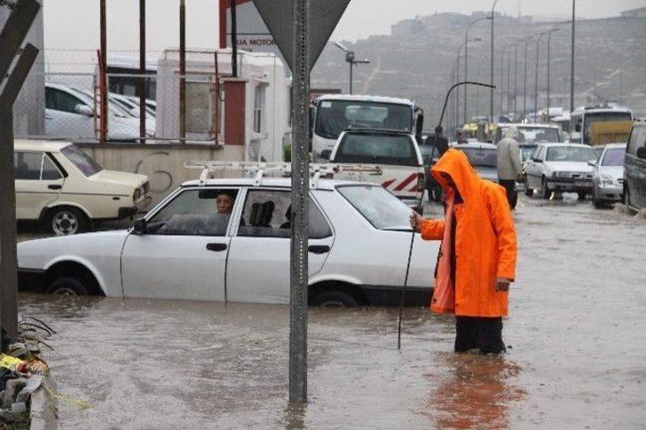 Gaziantep'te Sel Suları Hayatı Durma Noktasına Getirdi G3