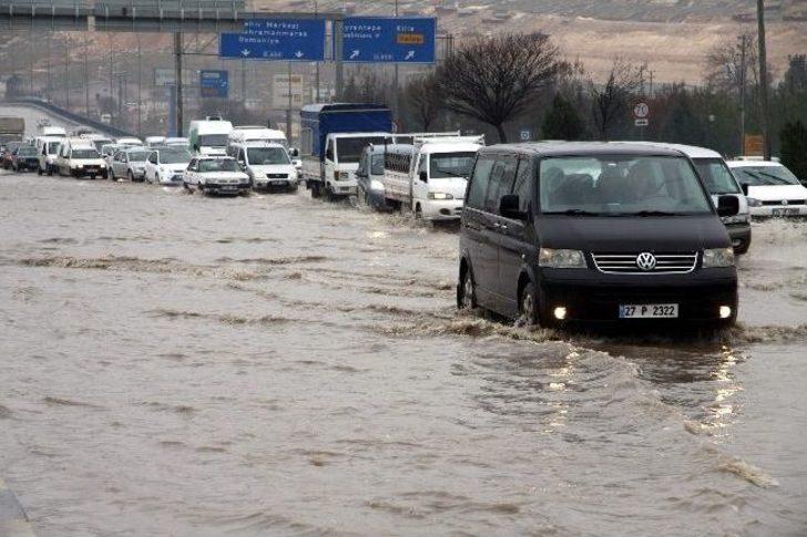 Gaziantep'te Sel Suları Hayatı Durma Noktasına Getirdi G4