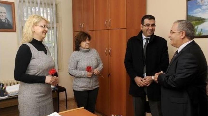 Vali Nayir'dan &Ccedil;alışan Kadınlara Kırmızı Karanfil