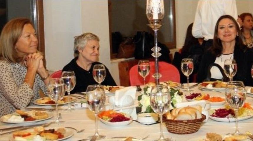 Kartal Belediyesi &Ccedil;alışanları, Kadınlar G&uuml;n&uuml;&rsquo;n&uuml; B&uuml;y&uuml;kada&rsquo;da Kutladı