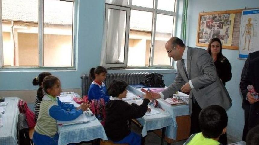 Jandarma &Ouml;ğrencilerle G&ouml;n&uuml;l K&ouml;pr&uuml;s&uuml; Kurdu