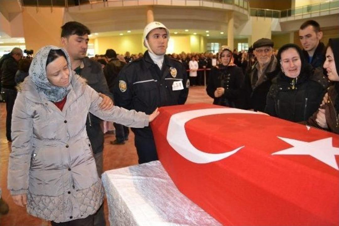Polis Memurları İ&ccedil;in D&uuml;zenlenen T&ouml;rende G&ouml;zyaşları Sel Oldu Aktı