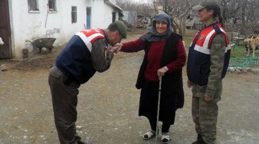 Jandarmadan D&uuml;nya Kadınlar G&uuml;n&uuml; Ziyareti