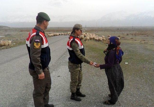 Jandarmadan Dünya Kadınlar Günü Ziyareti