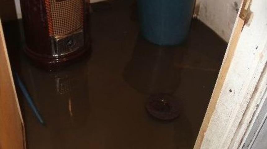 Tuvalet Taştı, Lağım Suları Evin İ&ccedil;ine Girdi