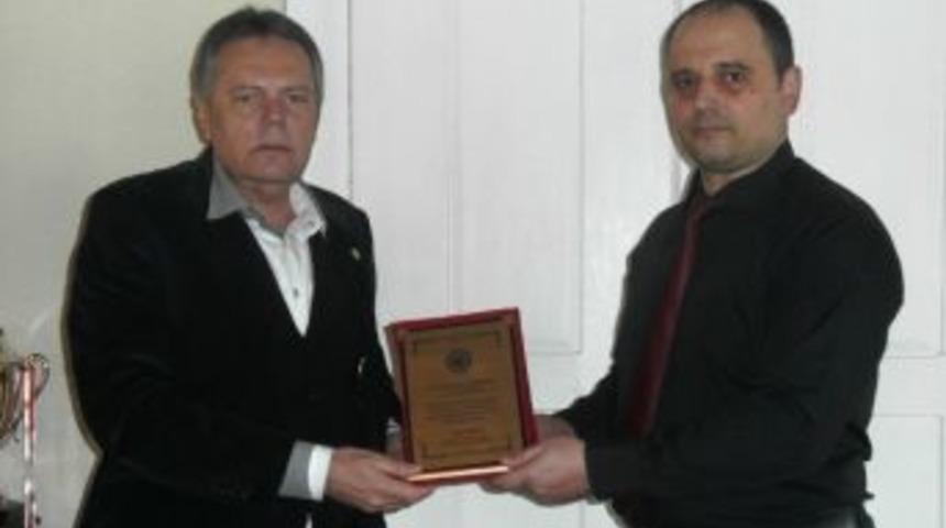 Kıyı Ege Belediyeler Birliği&rsquo;nden Başkan T&uuml;rk&ouml;zen&rsquo;e Plaket