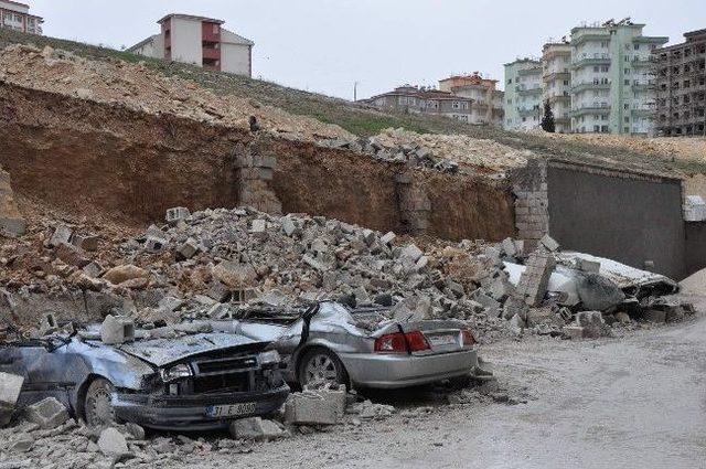 İstinat Duvarı Çöktü, Otomobiller Hurdaya Döndü