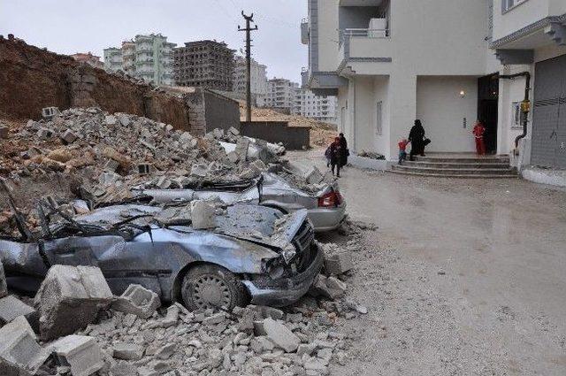 İstinat Duvarı Çöktü, Otomobiller Hurdaya Döndü