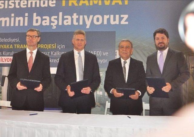 İzmir Tramvay Projesi İçin 165 Milyon Euroluk Kredi İmzalandı