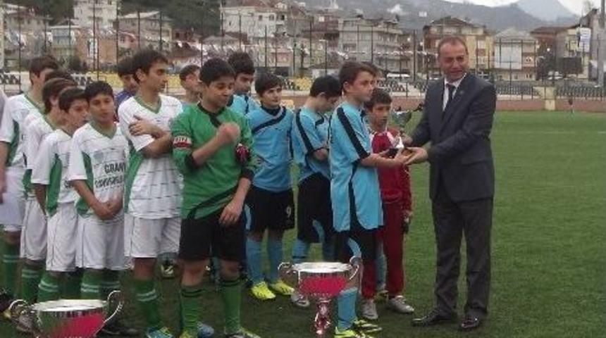 K&uuml;&ccedil;&uuml;kler Ve Yıldızlar Futbol M&uuml;sabakaları Son Buldu