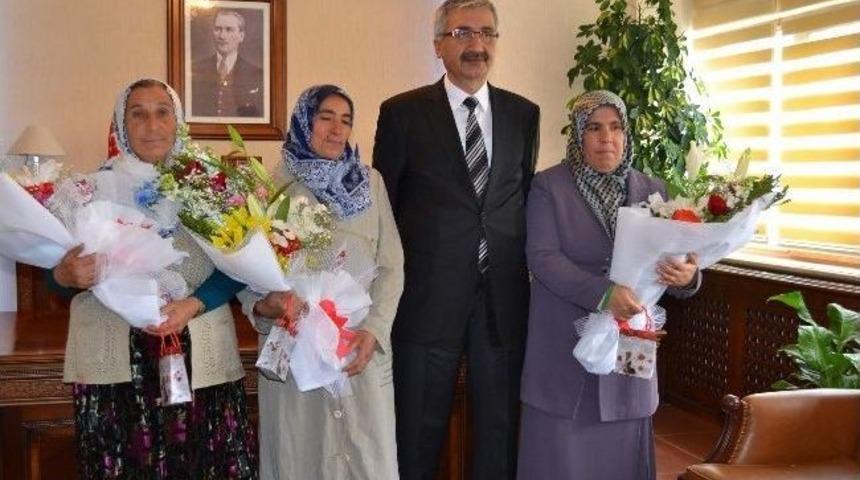 Vali&rsquo;den Yılın Kadınlarına &Ccedil;eyrek Altın