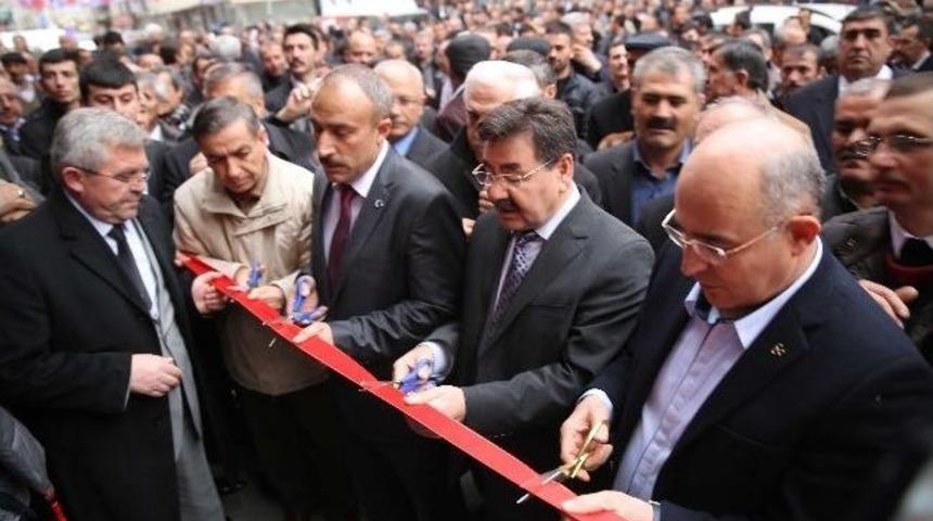 G&ouml;lbaşı&rsquo;nda Miting Gibi Se&ccedil;im B&uuml;rosu A&ccedil;ılışı