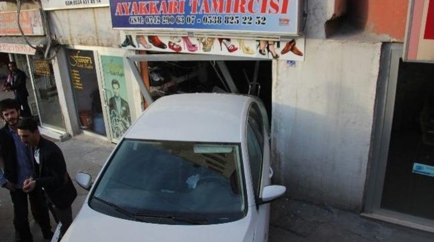 Park Halindeki Otomobil Ayakkabı D&uuml;kkanına Girdi